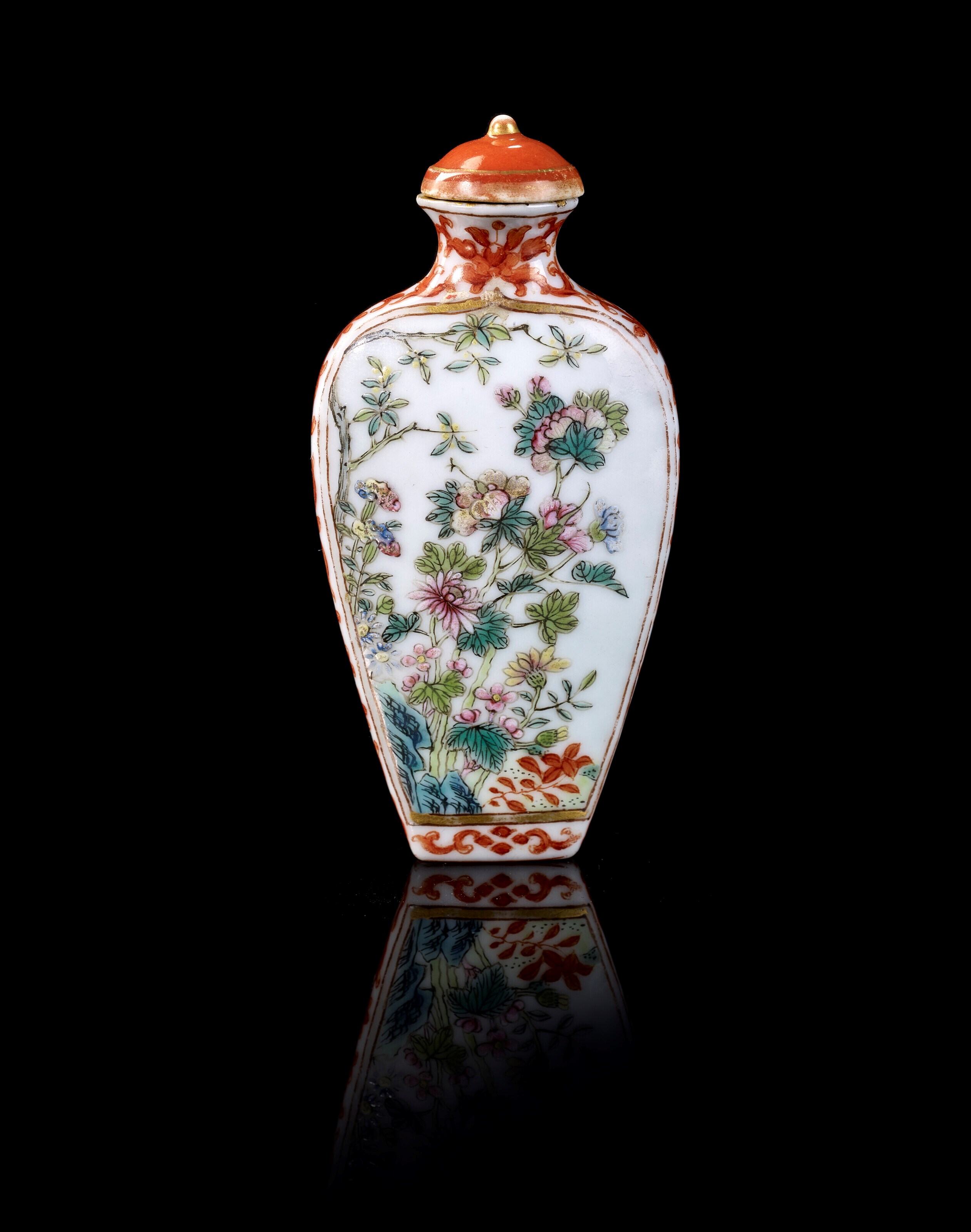 TABATIÈRE EN PORCELAINE DE LA FAMILLE ROSE ET ROUGE DE FER