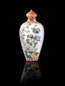 TABATIÈRE EN PORCELAINE DE LA FAMILLE ROSE ET ROUGE DE FER