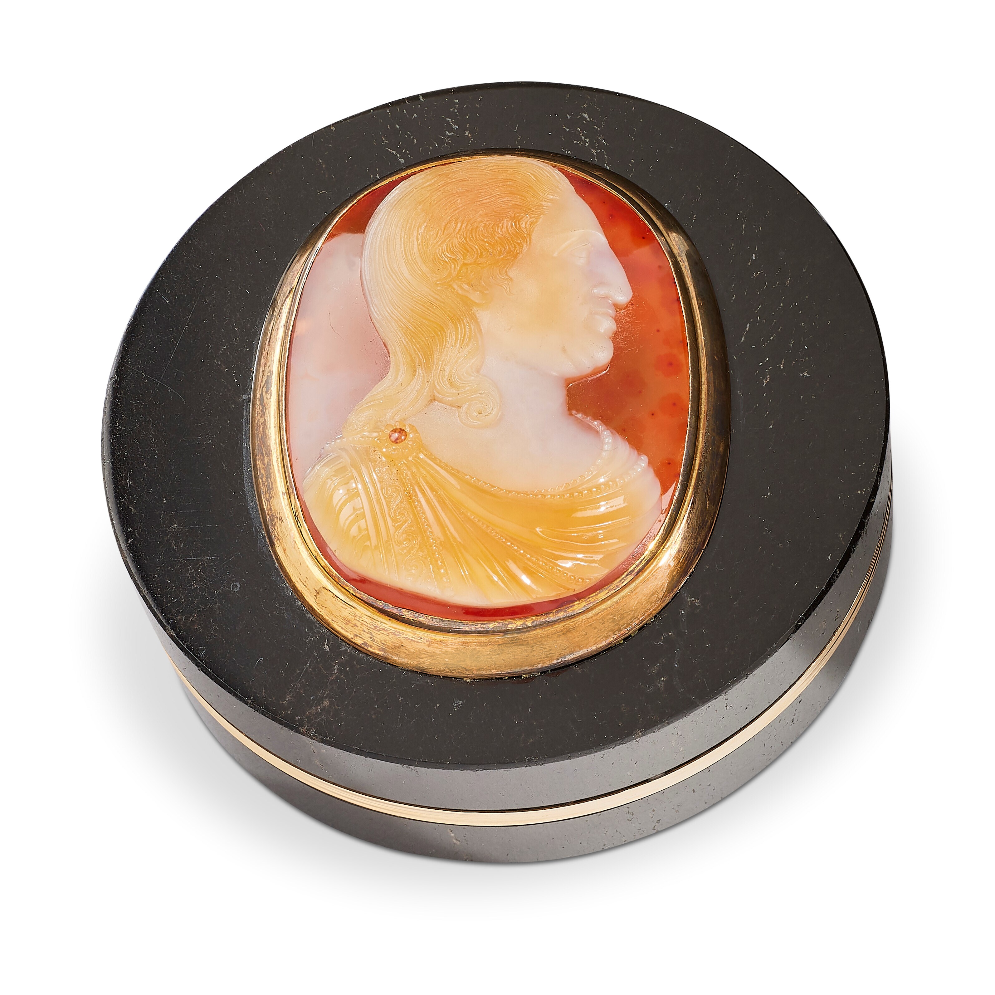 AN ITALIAN GOLD-MOUNTED HARDSTONE BONBONNIERE SET WITH AN AGATE CAMEO