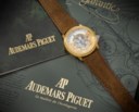 AUDEMARS PIGUET. AN ATTRACTIVE AND UNUSUAL 18K GOLD AUTOMATIC WANDERING HOUR WRISTWATCH