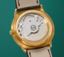AUDEMARS PIGUET. AN ATTRACTIVE AND UNUSUAL 18K GOLD AUTOMATIC WANDERING HOUR WRISTWATCH