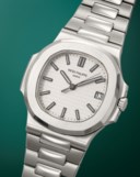 PATEK PHILIPPE. A RARE AND COVETED STAINLESS STEEL AUTOMATIC WRISTWATCH WITH SWEEP CENTRE SECONDS, DATE AND BRACELET