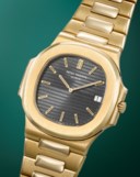 PATEK PHILIPPE. A RARE AND ICONIC 18K GOLD AUTOMATIC WRISTWATCH WITH DATE AND BRACELET