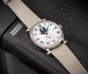 DE BETHUNE. AN ELEGANT 18K WHITE GOLD PERPETUAL CALENDAR WRISTWATCH WITH THREE-DIMENSIONAL SPHERICAL MOON PHASES AND LEAP YEAR INDICATION