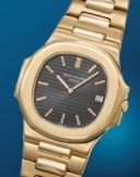 PATEK PHILIPPE. A RARE AND ICONIC 18K GOLD AUTOMATIC WRISTWATCH WITH DATE AND BRACELET