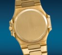 PATEK PHILIPPE. A RARE AND ICONIC 18K GOLD AUTOMATIC WRISTWATCH WITH DATE AND BRACELET