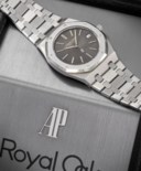 AUDEMARS PIGUET. AN ICONIC AND HIGHLY ATTRACTIVE STAINLESS STEEL AUTOMATIC WRISTWATCH WITH DATE, TROPICAL DIAL AND BRACELET