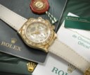 ROLEX. A VIBRANT 18K GOLD AUTOMATIC CHRONOGRAPH WRISTWATCH WITH YELLOW MOTHER-OF-PEARL DIAL