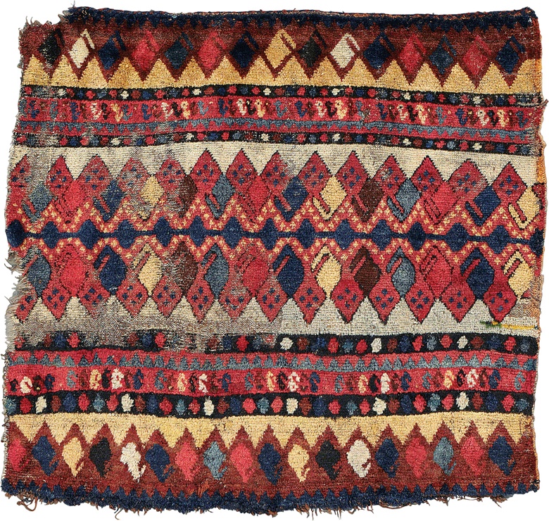 Una trappola dell'Asia centrale. Forse il Kirghizistan, all'inizio del XIX secolo. 71 cm x 79 cm (2 piedi 4 pollici x 2 piedi 7 pollici). Questo pezzo è stato offerto in Oriental Rugs and Carpets il 19 aprile 2016 da Christie's a Londra