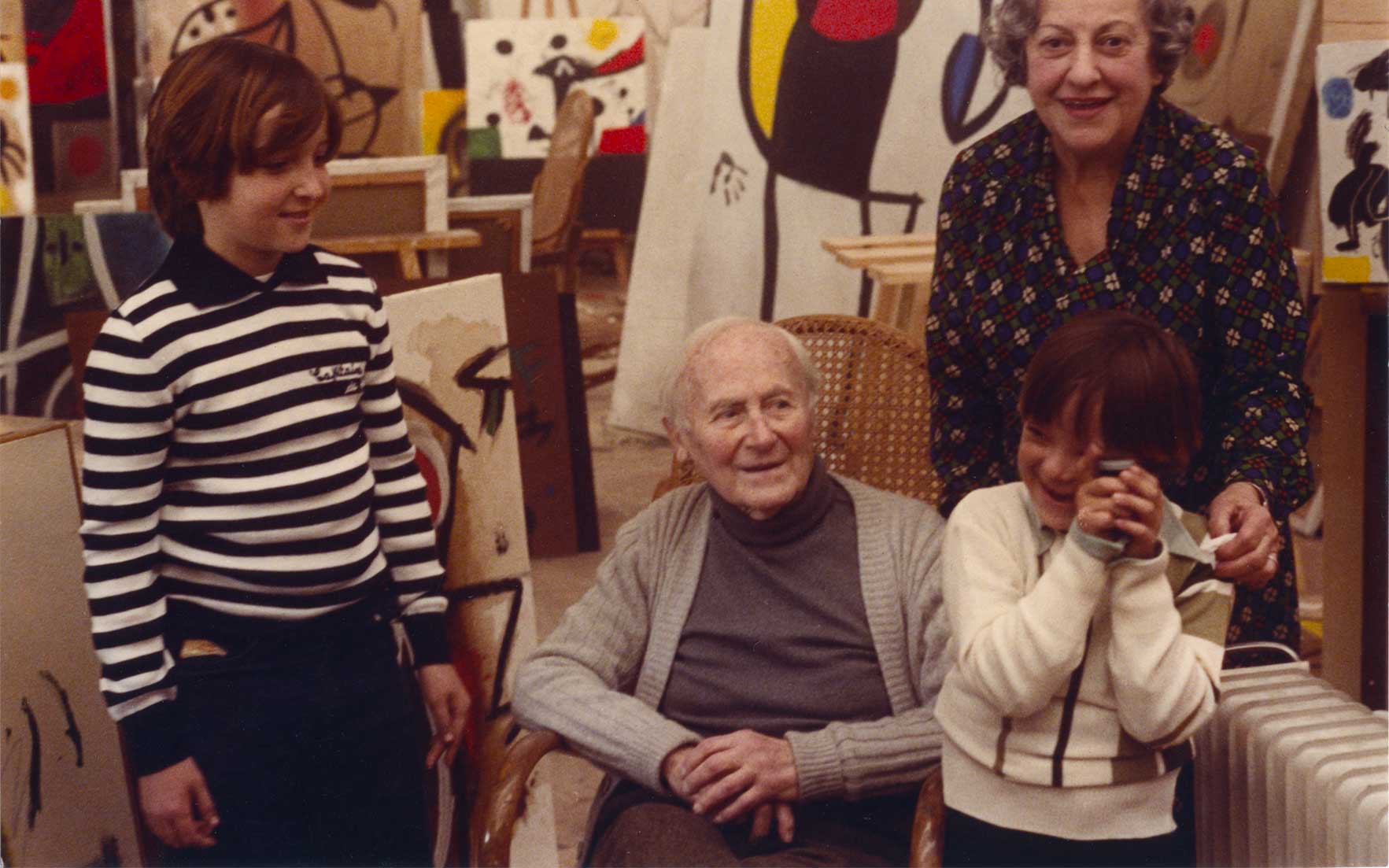 Joan Punyet, Joan Miró, Teo Punyet and Pilar Juncosa, Sert Studio, Palma de Mallorca 1978. Photo Francesc Català-Roca.  © Photographic Archive F. Català-Roca