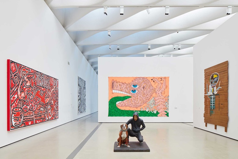 Ön planda John Ahearn, Raymond ve Toby, 1989; Soldan, Keith Haring, Kırmızı Oda, 1988; Keith Haring, İsimsiz, 1984; Jean-Michel Basquiat, Gold Griot, 1984. © John Ahern. Keith Haring sanat eserleri © Keith Haring Vakfı © The Estate of Jean-Michel Basquiat ADAGP, Paris ARS, New York 2016
