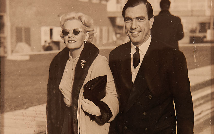 Fleur Cowles photographed at the airport arriving in England for the first time with her new husband © Meyer Family Archive