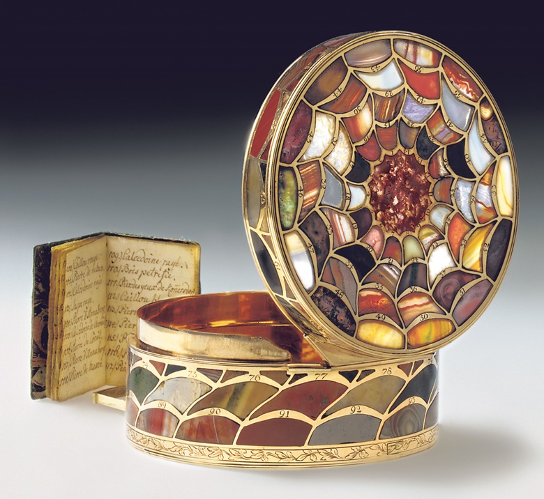 A Saxon ‘stein-cabinet’ and gold snuff-box, with secret compartment containing original stone specification booklet, by Christian Gottlieb Stiehl, Dresden, circa 1770-75. Sold for £789,250 at Christie’s London in December 2003