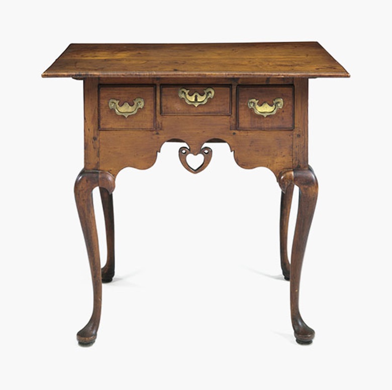 The Devotion Family Queen Anne carved maple dressing table, eastern Connecticut, 1750-1770. 30¾ in high, 33½ in wide, 23¾ in deep. Sold for $241,000 on 17-18 January 2008 at Christie’s in New York