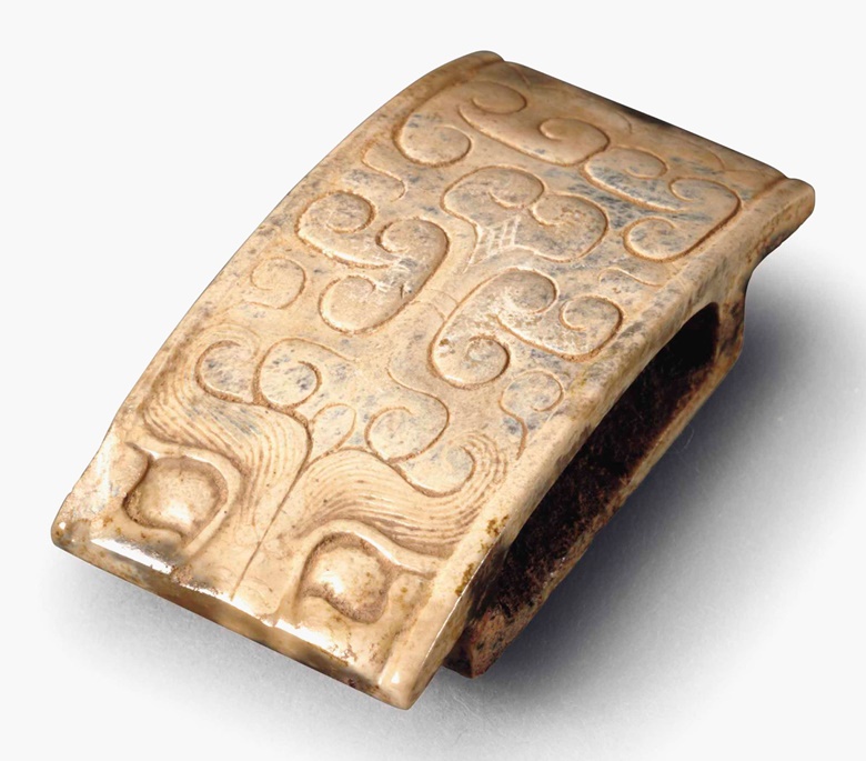 东周晚期汉 玉剑璏，长1 ½ 吋 (3.8公分)。估价：2,000-3,000美元。此拍品于2017年3月16日在佳士得纽约哈里斯珍藏重要古代中国艺术拍卖中呈献。
