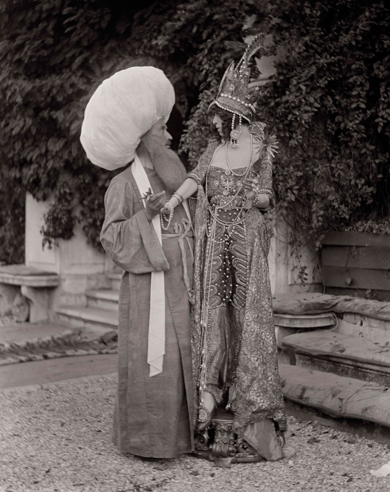Luisa Casati and mystery companion in the garden. Photo Mariano Fortuny, Palazzo Pesaro degli Orfei – Museo Fortuny © Fondazione Musei Civici di Venezia