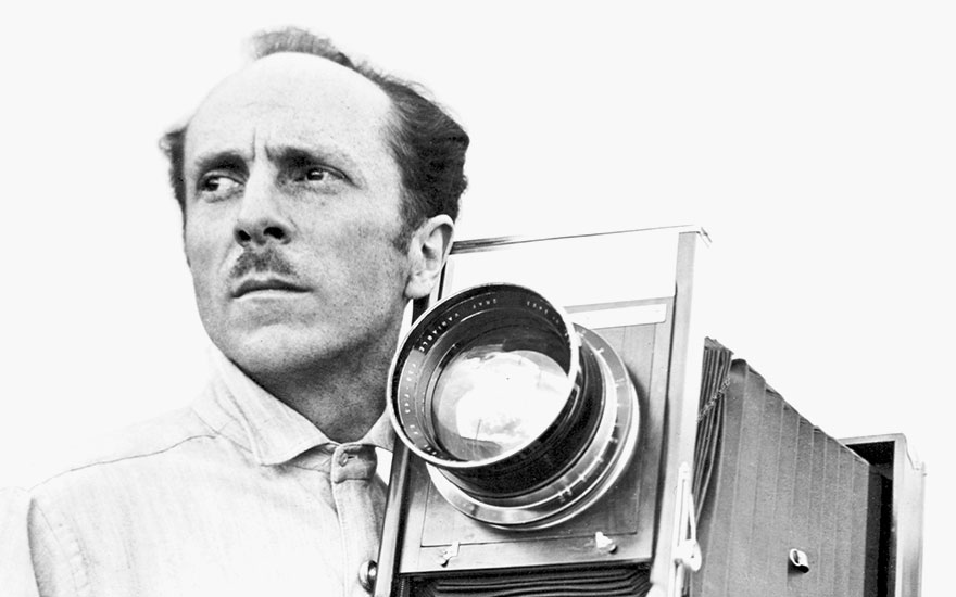 Edward Weston with his Seneca View Camera, Mexico, 1924, photographed by Tina Modotti. Tina Modotti © Galerie BilderweltBridgeman Images