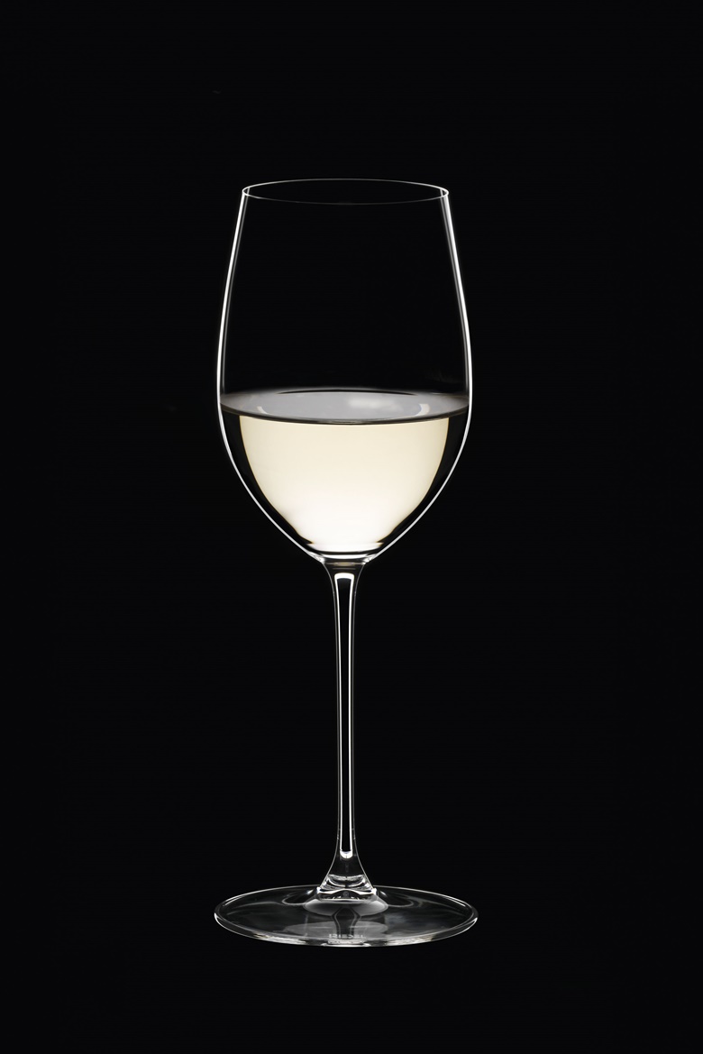 像这款由Riedel为白苏维翁（Sauvignon Blanc）或雷司令（Riesling）设计的酒杯，也适合较清淡和稍微冷藏的红酒，例如薄酒莱和瓦波利切拉