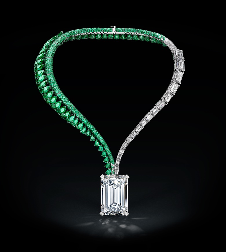 Ring Of Diamonds With One Large Necklace Ring Of Diamonds With One Large Necklace