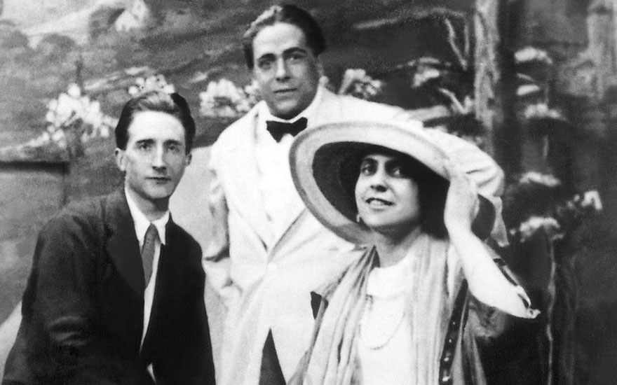Marcel Duchamp with Francis Picabia and Beatrice Wood, Coney Island, 1917. Philadelphia, Philadelphia Museum of Art. © 2017. Photo The Philadelphia Museum of ArtArt ResourceScala, Florence