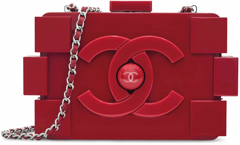 Sac du soir légo en plexiglas rouge, garniture en métal argenté, Chanel, printemps 2013.  l 20 x  h 13.5 x  p 5.5  cm. This lot was offered in Sacs & Accessoires on 12 December 2017  at Christie’s in Paris and sold for €3,000