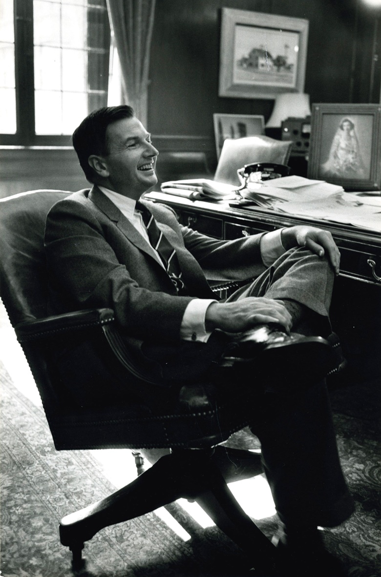 David Rockefeller in his family office, with Edward Hopper’s Rich’s House visible in the background, top right. Photograph by Mario R. Marino, courtesy of the Rockefeller Archive Center