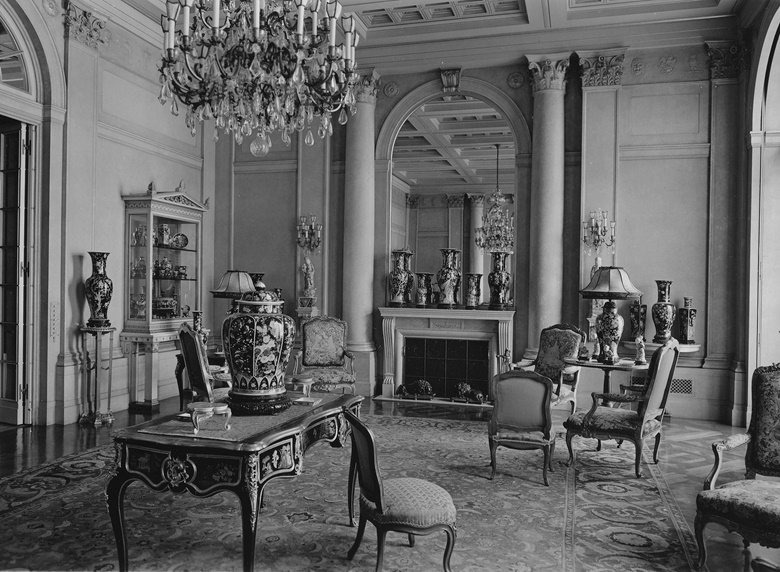 The Rockefellers’ drawing room at 10 West 54th Street, displaying Chinese porcelains. Photograph by Samuel H. Gottscho, courtesy of the Rockefeller Archive Center.