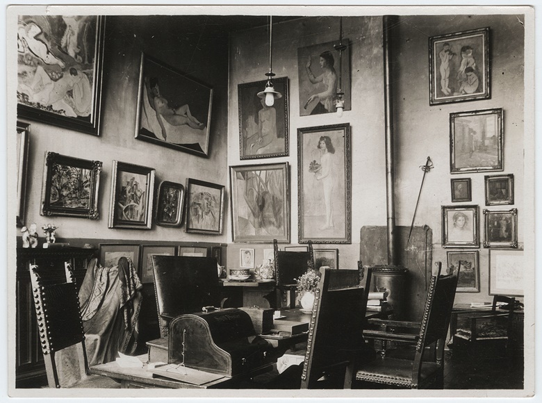The Steins’ Paris home, circa 1912-13. Picasso’s Fillette à la corbeille fleurie, 1905, is to the left of the stove. Photo from the Gertrude Stein and Alice B. Toklas papers, Yale Collection of American Literature, Beinecke Rare Book and Manuscript Library, Yale University. Artworks © ADAGP, Paris and DACS, London 2018. © Succession H. MatisseDACS, London 2018. ©