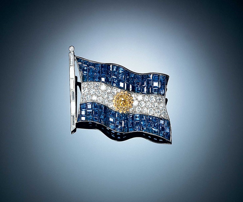 A historic Mystery Set sapphire, coloured diamond and diamond Argentine flag brooch, by Van Cleef & Arpels. Sold for $992,500 on 6 April 1998 at Christie’s in New York