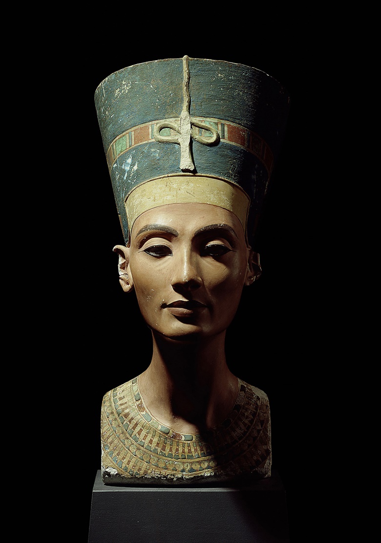 Bust of Queen Nefertiti from Amarna, Egypt, circa 1350            BC. Photo Scala, Florencebpk, Bildagentur für Kunst, Kultur            und Geschichte, Berlin