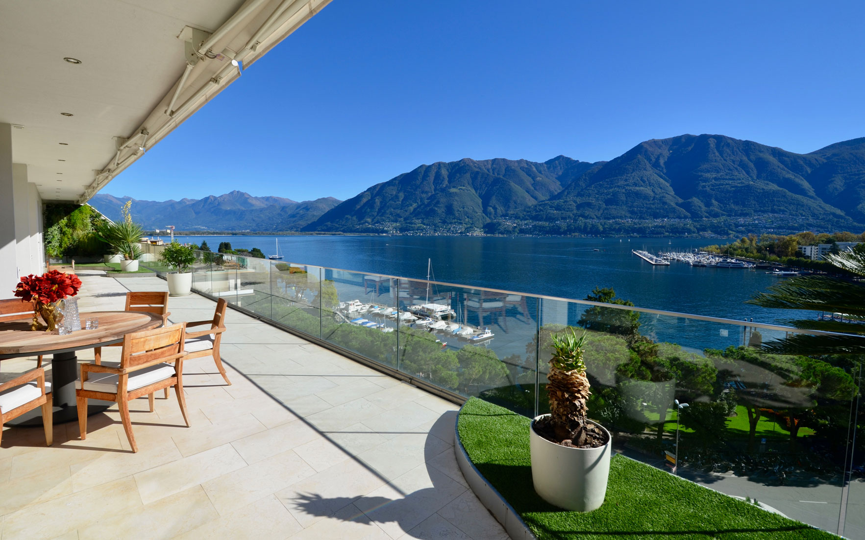 View of 6 Tropical Style Homes - Exterior and Interior Examples & Ideas (Photos)