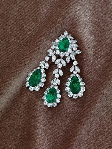 哥倫比亞祖母綠及鑽石胸針，Van Cleef & Arpels設計。估價：3,200,000 - 5,000,000港元。此拍品於2019年5月28日佳士得香港瑰麗珠寶及翡翠首飾拍賣中呈獻。