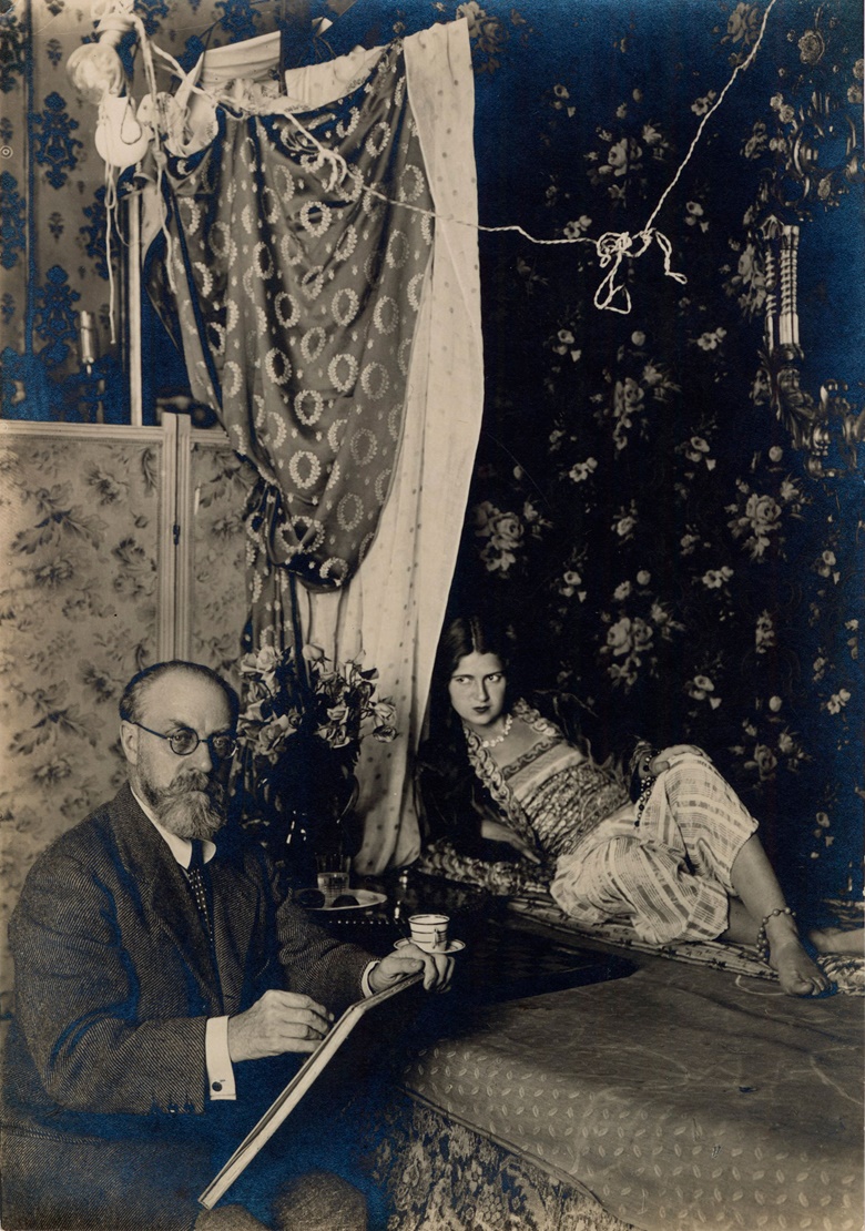Henri Matisse pictured in 1928 with a model for one of his 'Odalisques' at 1, place Charles Félix in Nice. Photo Archives Henri Matisse, all rights reserved