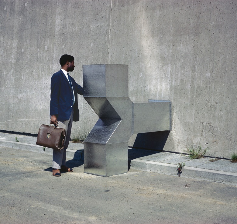 波泽内斯克，《Vierantrohr》（方形管），D系列，1967年作。以装置艺术状态展示，奥芬巴赫，德国。1967年作。© Estate of Charlotte Posenenske。图片鸣谢：Estate of Charlotte Posenenske、柏林Mehdi Chouakri艺廊及纽约Peter Freeman艺廊