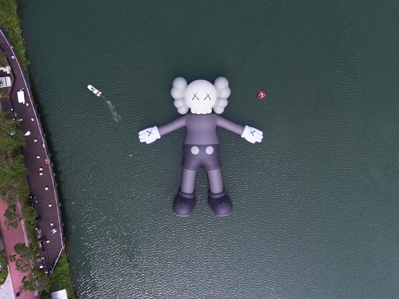 KAWS, HOLIDAY, 2018, Seokchon Lake, Seoul, Korea. Photo courtesy of KAWS and AllRightsReserved Ltd