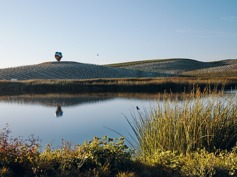 Richard Hudson, Love Me, 2016. Polished mirrored steel. Height 8m, unique. Artwork © Richard Hudson