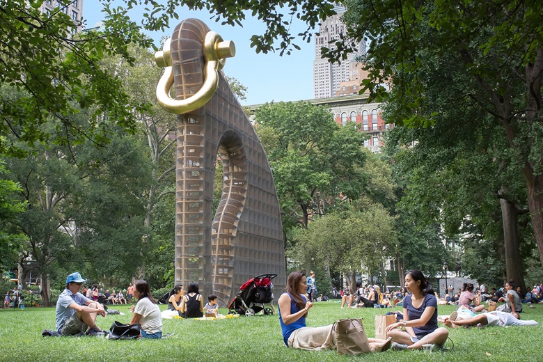 Martin Puryear, Big Bling, 2016. Installation view in Madison Square Park, New York. Pressure-treated laminated timbers, plywood, chain- link fencing, fibreglass, and gold leaf. 40 x 10 x 38 feet. Collection of the artist. © Martin Puryear, courtesy Matthew Marks Gallery Photograoh by Yasunori Matsui