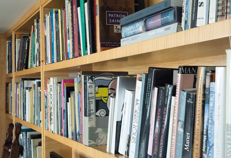 A small section of Si Newhouse’s extensive library of art books in the New York residence he shared with his wife, Victoria. Artwork © Estate of Roy Lichtenstein