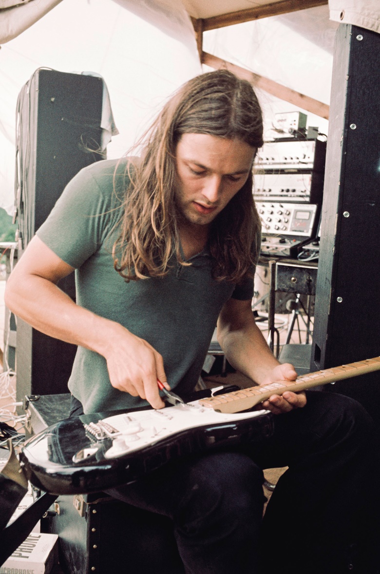 David Gilmour replacing guitar strings while setting up for a concert at Hakone Aphrodite, Japan, in August 1971. Photo by Koh Hasebe  Shinko Music