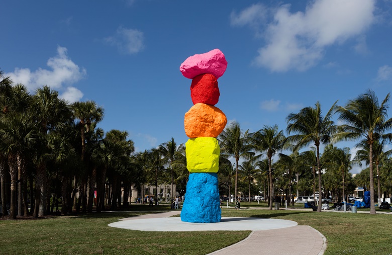 Ugo Rondinone, Miami Mountain, The Bass, Miami, 2016. © Ugo Rondinone. Photography by Andrea Rossetti.