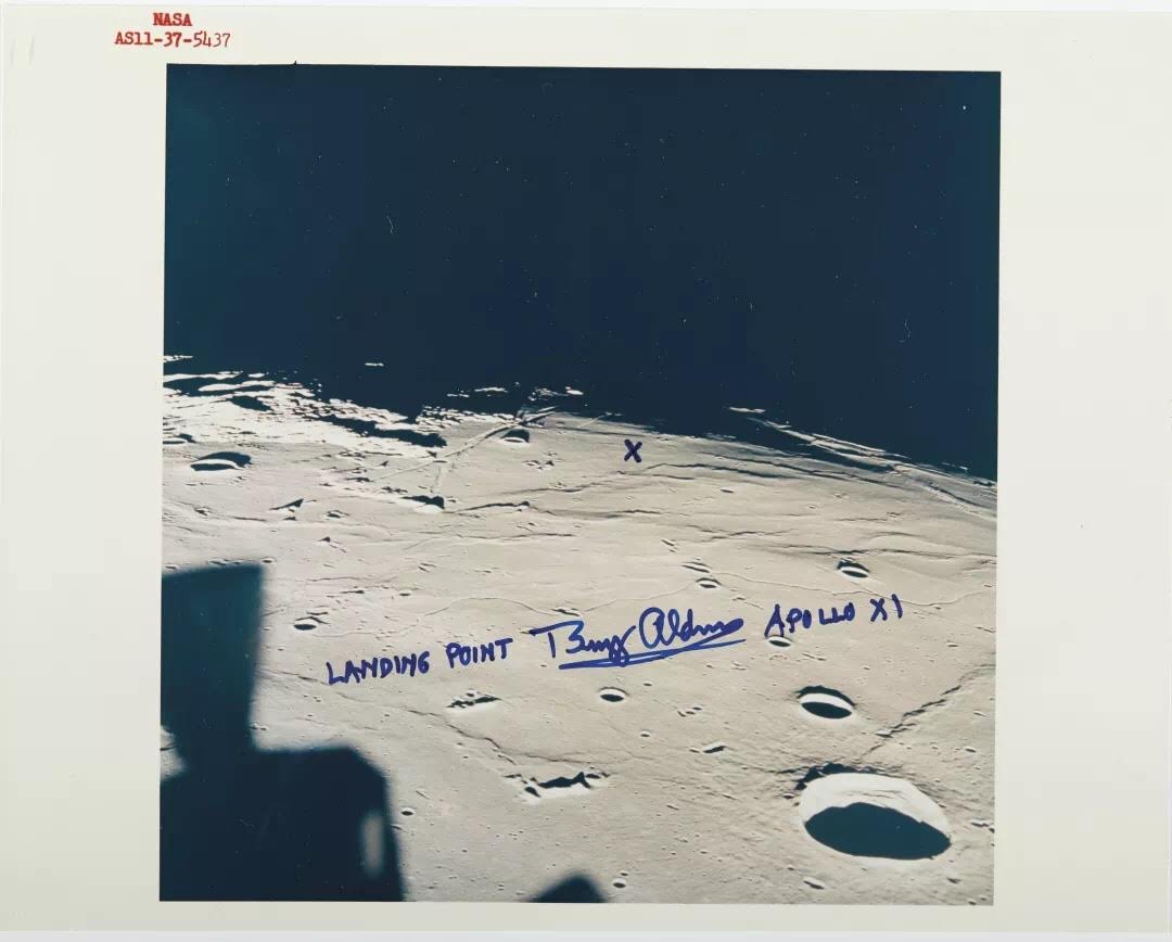 阿波罗11号着陆点——签名照片，1969年。估价：2,000 - 3,000美元。将于7月18日在佳士得纽约“人类史上的一大步：纪念阿波罗11号太空探索50周年”拍卖呈献