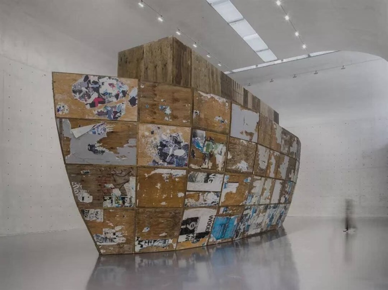 马克·布拉德福《密特拉》，2008年作，综合媒材，726.4 x 1963.4 x 635公分。「马克·布拉德福特：洛杉矶」龙美术馆展览现场。摄影：JJYPHOTO © Mark Bradford, Courtesy the artist and Hauser & Wirth
