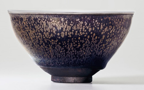 南宋 建窑「油滴天目」茶盌，，直径4 1316 吋（12.2公分）。2016年9月15日于佳士得纽约售出，成交价11,701,000美元