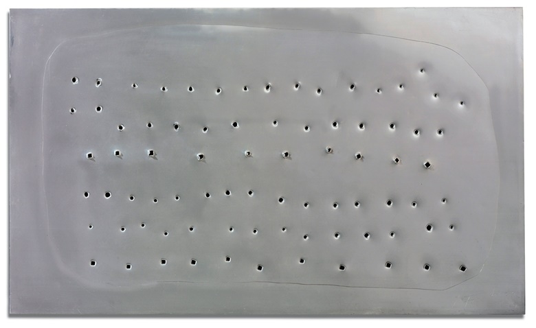 卢齐欧·封塔纳（1899-1968），《空间概念》，1954年作。钢材。23 38 x 39 38吋（60 x 100公分）。估价：3,500,000 – 5,500,000英镑。此作将于2019年10月4日在佳士得伦敦「意大利思潮」拍卖呈献。作品© Lucio FontanaSIAEDACS, London 2019
