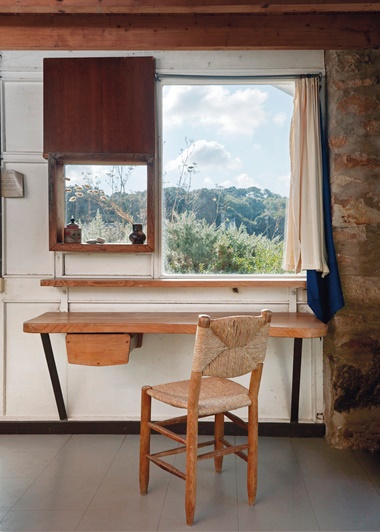Charlotte Perriand (1903-1999) in collaboration with Pierre Jeanneret (1896-1967). Hanging desk with tablet, special order, under the supervision of Georges Blanchon, B.C.B, c. 1950-51. Ash wood, aluminium and steel. 88.5 x 146.5 x 49.2 cm (34⅝ x 57⅝ x 19⅜ in). Estimate €15,000-20,000. Offered on 19 November in Design  at Christie’s Paris
