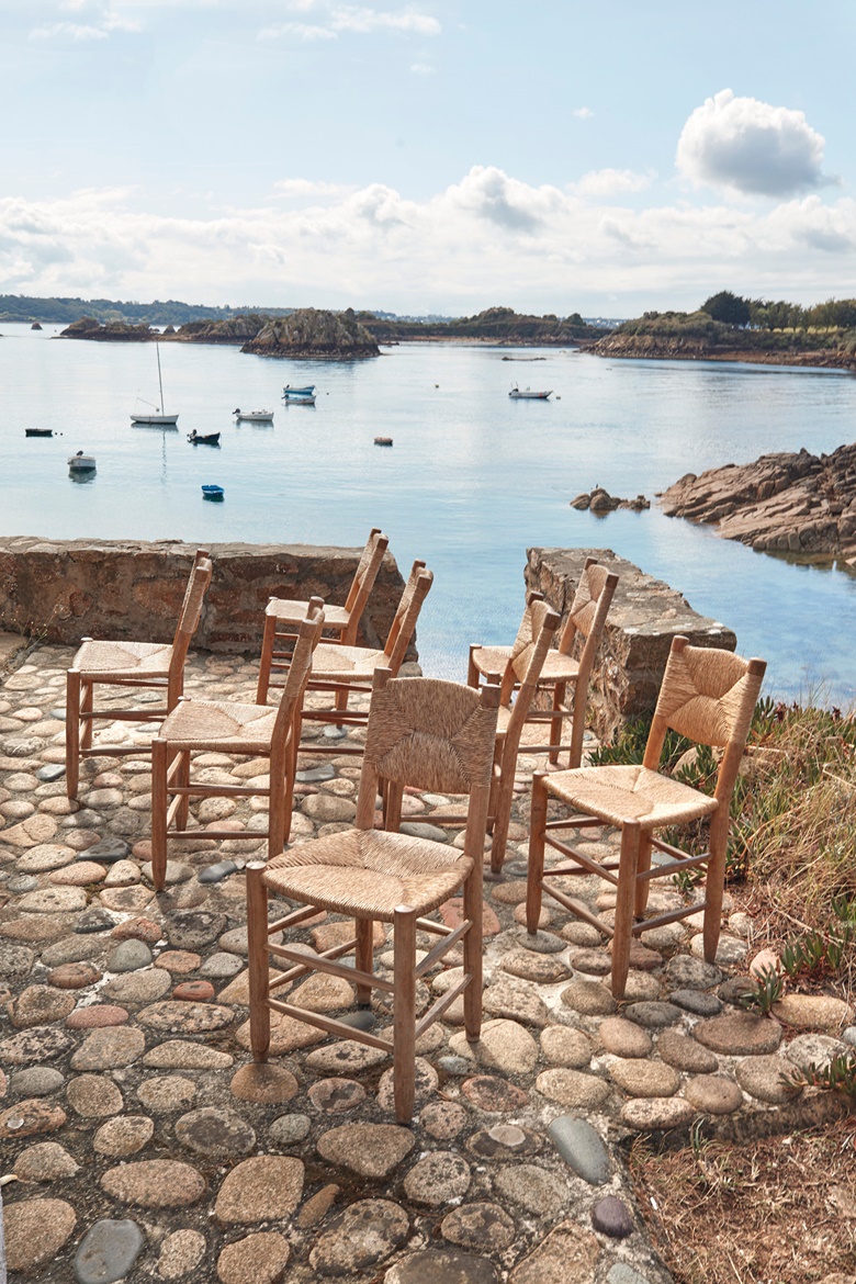 Charlotte Perriand (1903-1999). Set of eight chairs called ‘Bauche’, no. 19, edition B.C.B, c. 1950-51. Ash wood and straw, 81.5 cm (32⅛ in). Estimate €4,500-5,500. Offered on 19 November in Design at Christie’s Paris.