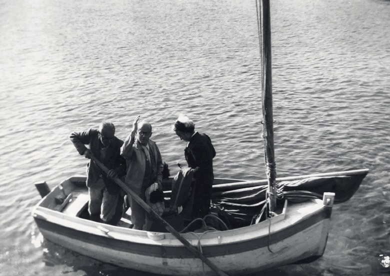 Jean Pluet, Pierre Jeanneret and Lola Pluet-Mezzara on Jean Pluet’s sailing boat, the Zant-Budoc. © Pluet Family Archives