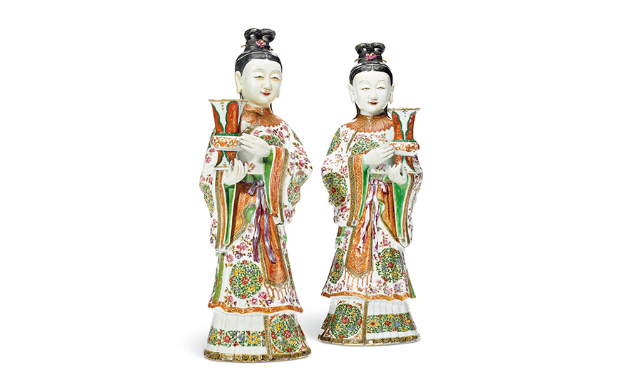 清乾隆 大号粉彩瓷宫女烛台一对，高16寸（40.6公分），估价：30,000 - 50,000美元。此拍品将于2020年1月24日佳士得纽约中国外销瓷呈献The Tibor珍藏（第二部分）拍卖呈献