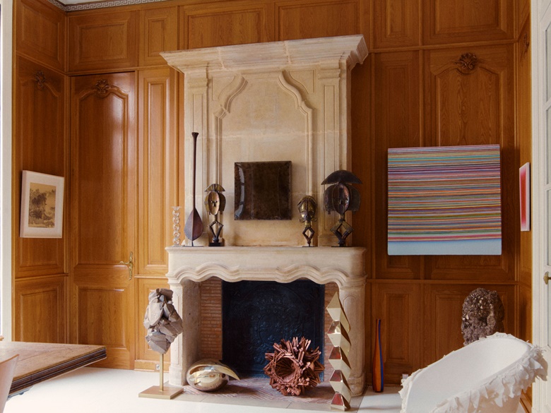 Artworks left to right by He Xiangyu, Zhang Zhenyu, Wang Guangle, and sculptures by Wang Sishun and Wang Yuyang. Artworks © He Xiangyu. © Zhang Zhenyu, courtesy the artist and New Galerie, Paris. Wang Guangle, 150315, 2015 © Wang Guangle, courtesy Pace Gallery. Wang Guangle, 180504, 2018 © Wang Guangle, courtesy Pace Gallery. © Wang Sishun, courtesy of the