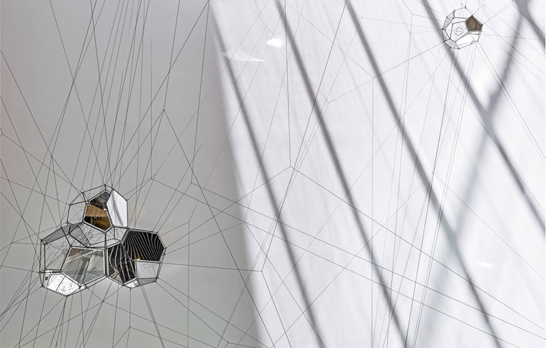 Tomás Saraceno, On Cosmic Clouds, 2017. Installation view at the Library at NYU Abu Dhabi. Courtesy of the artist; Andersens, Copenhagen Ruth Benzacar, Buenos Aires; Tanya Bonakdar Gallery, New YorkLos Angeles; Pinksummer contemporary art, Genoa; Esther Schipper, Berlin. © Photography by John Shaji Varghese, 2017